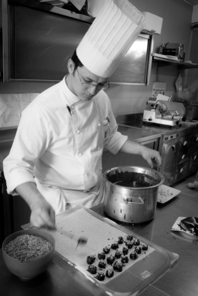 Al lavoro nella cucina del Ristorante Oasis, a Vallesaccarda (AV)