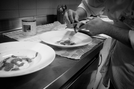 Al lavoro nella cucina del Ristorante Oasis, a Vallesaccarda (AV) prepazione dell'uovo al tartufo