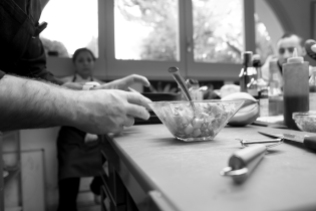 Lo Chef Antonio Sgarra durante una lezione di cucina sul “Fingerfood” presso l’Anice Verde ad Andria (BT). https://fotografiainpuglia.org/2013/09/30/dietro-ai-fornelli/