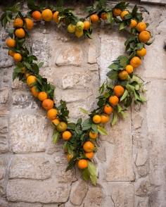 Vico del Gargano (FG) - 14 febbraio 2014 (San Valentino) - decorazione con arance, a forma di cuore