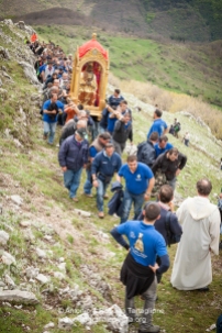 Viggiano (PZ), maggio 2014, celebrazioni per la Festa della Madonna Nera; la salita al Sacro Monte