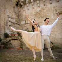 I danzatori Venus Villa e Rolando Saba durante le proe per uno spettacolo nei Sassi di Matera, marzo 2014