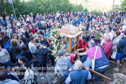Lagonegro (PZ) La prima sosta in Contrada Grada, dopo una preghiera la statua viene spogliata dei fiori, che vengono distribuiti tra i fedeli che hanno seguito la processione.
