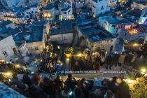 19 gennaio 2019, inaugurazione ufficiale dell'anno in cui Matera si presenta come Capitale Europea della Cultura insieme a Plodviv (Bulgaria). Al tramonto vengono spente tutte le luci nei sassi e la città è illuminata solo dalla luna e da centinaia di ceri accesi dai volontari.
