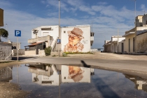 https://fotografiainpuglia.org/2021/04/01/street-art-a-casalabate/Casalabate (LE) Murale di StencilNoire - luglio 2019