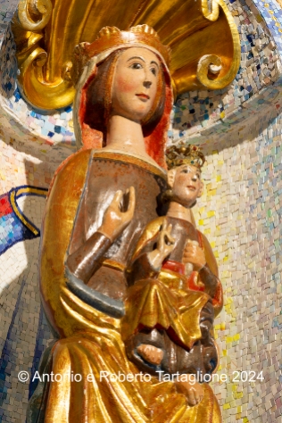 Oppido Lucano (PZ), Santuario della Madonna del Belvedere. La statua della Madonna posta sull'altare, in legno policromo, risale al XIV secolo.